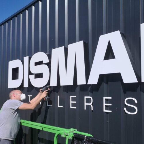 Instalación de letras corpóreas en fachada de empresa