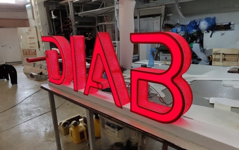 Letras corpóreas con iluminación LED frontal