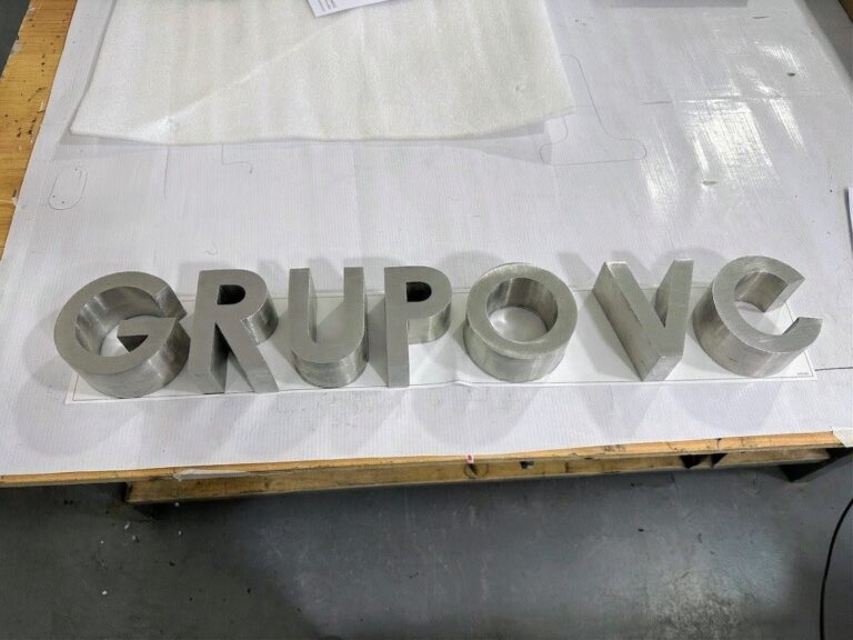Letras de acero inoxidable para negocio