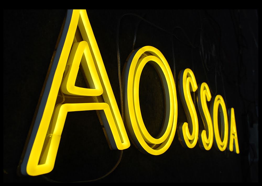Letras de neón LED iluminadas en pared
