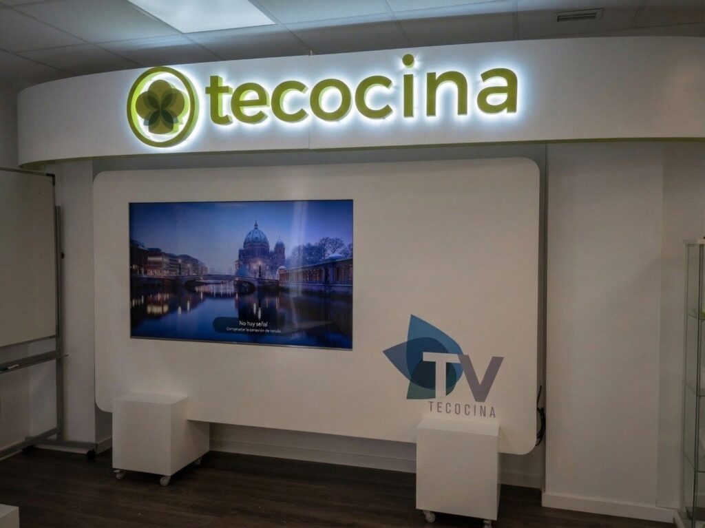 Letras corpóreas con luz indirecta instaladas en interior